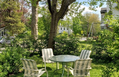 Northampton Apartment | Historic Downtown Gem with Pet-Friendly Amenities & Spa