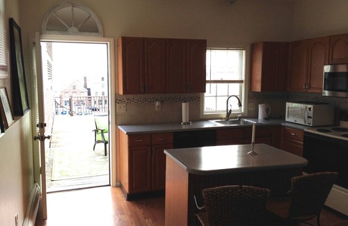Bristol Apartment | Historic Downtown Bristol Apartment with Pool & Breakfast