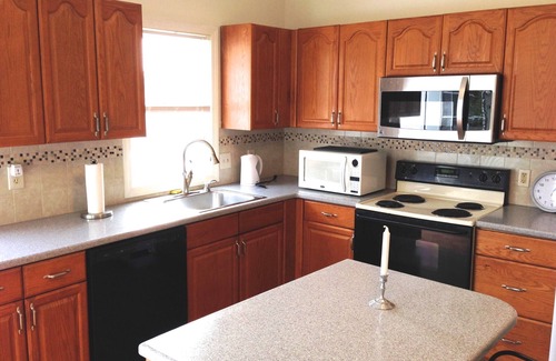 Bristol Apartment | Historic Downtown Bristol Apartment with Pool & Breakfast