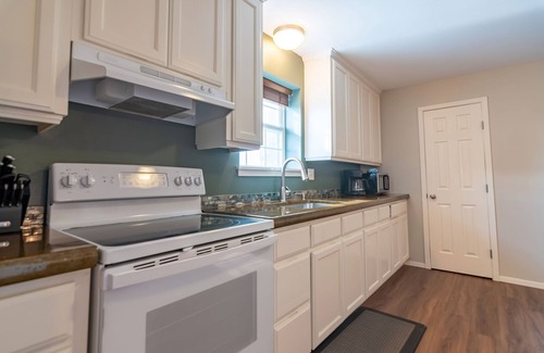 Miles House | Elegant Historic Downtown Loft “B” with Spa & Hot Tub