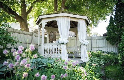 Delafield Apartment | Enchanting Studio with Lake View & Spa-Like Bath Retreat