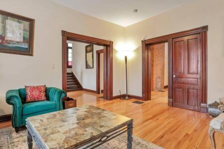 Olde Towne East House | Elegant Historic Retreat in Downtown Columbus for Families