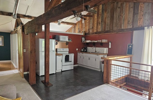 Court House House | Historic Epperly Mill on Dodd Creek-1 mile from Floyd with 1 acre serene setting
