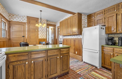 Marion House | Historic Farmhouse Retreat in Marion - Pet Friendly & Family Ready