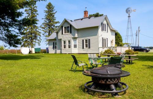 Polk County House | Peaceful Farmhouse Getaway with Fire Pit - Pet Friendly