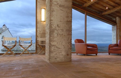 Amelia House | Historic Borgo Retreat with Lake Views & Spa Amenities