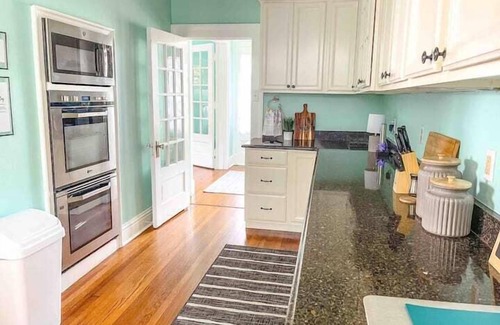 East of Broadway House | Discover the 1918 CE Smith House with Relaxing Hot Tub Access