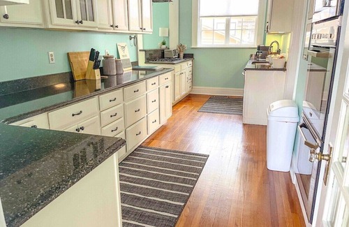 East of Broadway House | Discover the 1918 CE Smith House with Relaxing Hot Tub Access