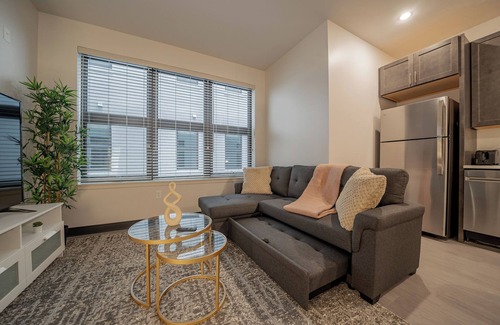 East Town Apartment | Historic Hidden Gem with High-Speed Wi-Fi & Gym Access