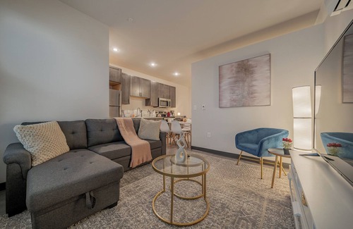 East Town Apartment | Historic Hidden Gem with High-Speed Wi-Fi & Gym Access