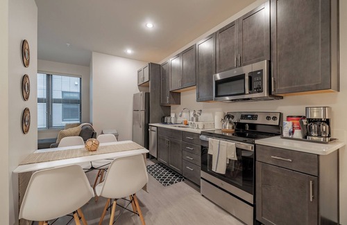 East Town Apartment | Historic Hidden Gem with High-Speed Wi-Fi & Gym Access