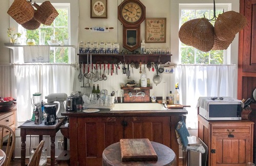 Bastrop House | Historic Bastrop Home Near Austin with Spa & Breakfast