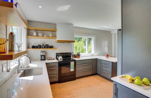 Coxsackie House | Historic Home in Coxsackie with Hudson River Views & Spa