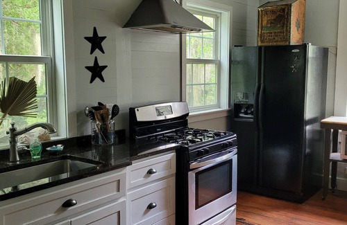Darien House | Historic Home in The Ridge: Pet-Friendly & Ocean View