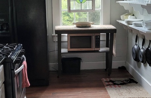 Darien House | Historic Home in The Ridge: Pet-Friendly & Ocean View