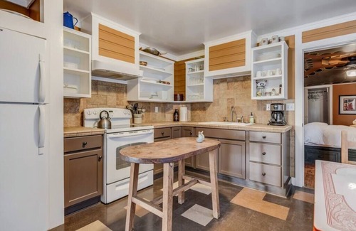 Glenwood Springs House | Historic Home Steps from Downtown with Kitchen Access