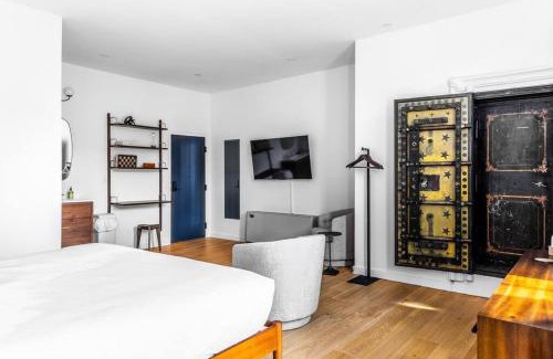 Bangor Apartment | Historic Hotel Room with King Bed & Market Square Views
