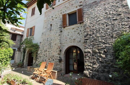 Contignano House | Historic Retreat in Valdorcia with Pool and Spa Amenities