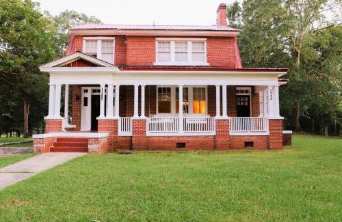 Tuskegee House | Historic House on the Hill: Family-Friendly Retreat