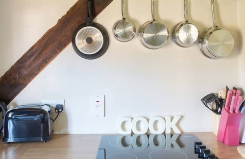 Hereford Cottage | Guest Rated 10/10: Historic Cider Press Near the Wye River