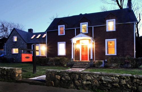 Hot Springs House | Historic Waterfront Home in Downtown Hot Springs – 10/10 Rating