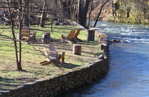 Hot Springs House | Historic Waterfront Home in Downtown Hot Springs – 10/10 Rating