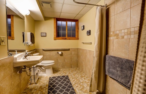 Walker Cabin | Historic Lodge with Pool and Breakfast on 48 Acres