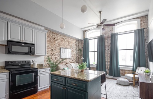 Yamacraw Village Condo | Historic Downtown Savannah Loft with Ocean View Amenities
