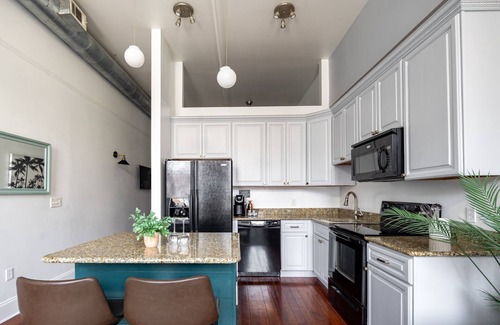 Yamacraw Village Condo | Historic Downtown Savannah Loft with Ocean View Amenities