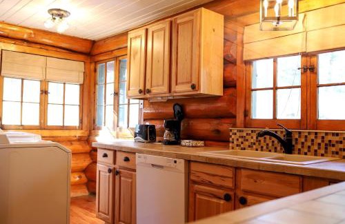 Rapid City House | Historic Log Cabin for South Dakota Glamping Getaways