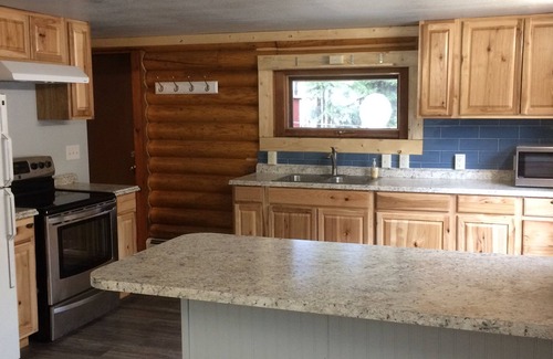Tok House | Historic Log Home Steps from Town with Pool & Breakfast