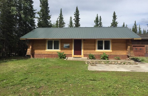 Tok House | Historic Log Home Steps from Town with Pool & Breakfast