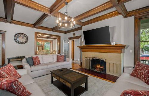 Spokane House | Historic Manor: Family-Friendly Retreat with 8 Bedrooms
