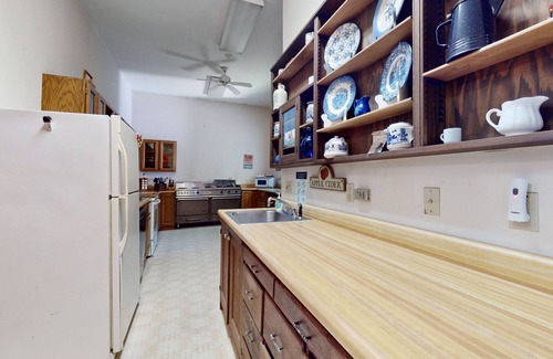 Richford House | Historic mansion, pool table, ping pong, wifi, w/d, gazebo, porch, TVs, views