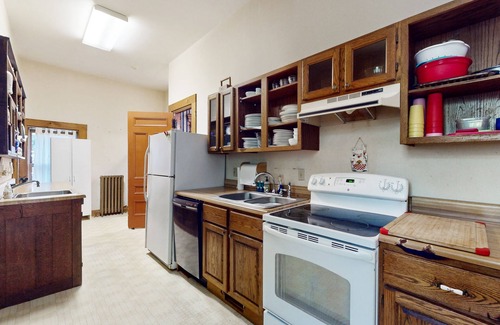 Richford House | Historic mansion, pool table, ping pong, wifi, w/d, gazebo, porch, TVs, views