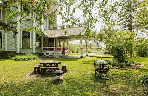Richford House | Historic mansion, pool table, ping pong, wifi, w/d, gazebo, porch, TVs, views
