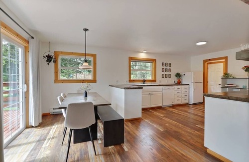 Mineral Cabin | Historic Mineral Lodge with Lake Views & Hot Tub Access
