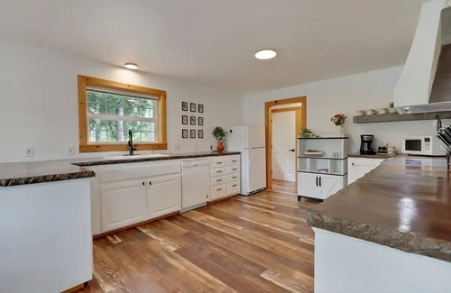 Mineral Cabin | Historic Mineral Lodge with Lake Views & Hot Tub Access