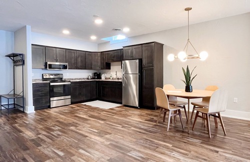 Hot Springs Apartment | Modern Suite with Kitchen Near Moccasin Springs & Dining