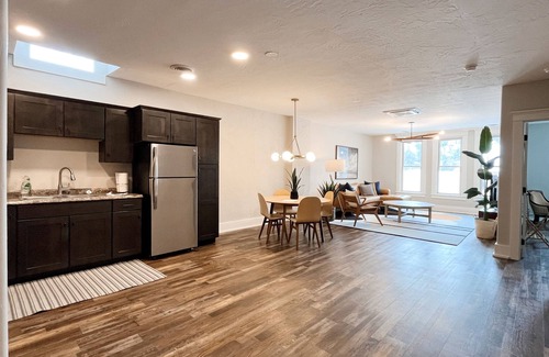 Hot Springs Apartment | Modern Suite with Kitchen Near Moccasin Springs & Dining