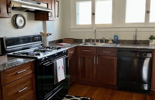 Oak Park Apartment | Historic Oak Park Residence: Family-Friendly with Breakfast