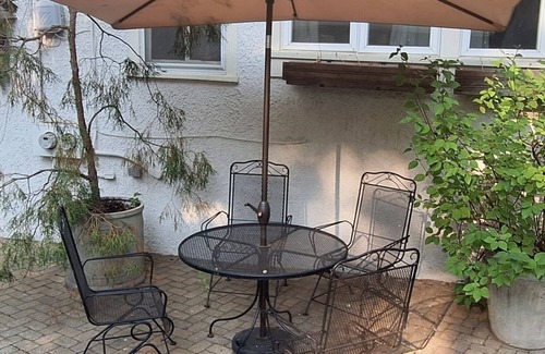 Oak Park Apartment | Historic Oak Park Residence: Family-Friendly with Breakfast