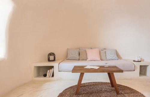 Oia Villa | Historic Old Bakery Cave with Oceanfront Spa & Hot Tub