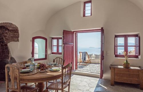 Oia Villa | Historic Old Bakery Cave with Oceanfront Spa & Hot Tub
