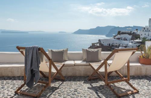 Oia Villa | Historic Old Bakery Cave with Oceanfront Spa & Hot Tub