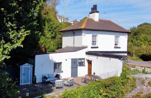 Teignmouth House | Historic 'Old Toll House' at Shaldon Bridge - Pet Friendly!