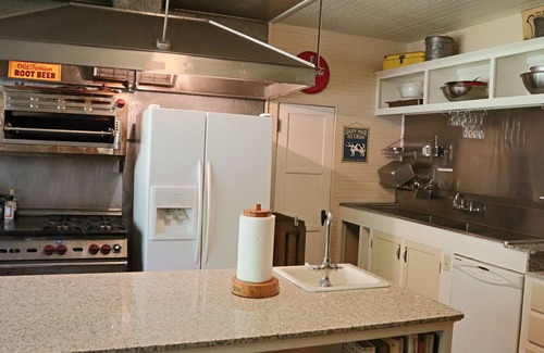 Downtown Klamath Falls Cabin | Historic Point Comfort Lodge with Lake Views at Rocky Point