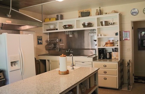 Downtown Klamath Falls Cabin | Historic Point Comfort Lodge with Lake Views at Rocky Point