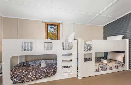 Boolambayte House | Historic Post Office Stay: A Tranquil Family Retreat
