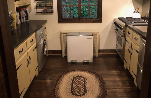Pound Ridge Cottage | Historic Pound Ridge Cottage with Breakfast & Kitchen Amenities